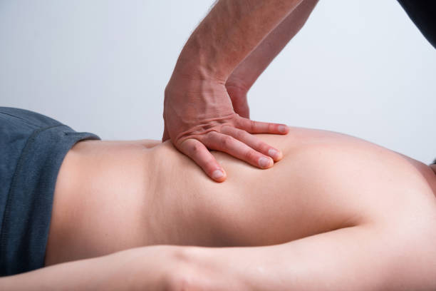 물리 치료사가 허리를 누르거나 밀어 붙입니다. - massaging deep human tissue pain 뉴스 사진 이미지