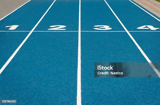 Azul Pista De Atletismo Foto de stock y más banco de imágenes de Pista de atletismo - Pista de atletismo, Azul, Aire libre