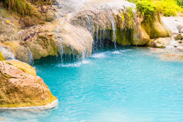 chute d’eau tropicale avec le lac bleu émeraude et roches dans la forêt de jungle - erawan national park beauty in nature waterfall photos et images de collection