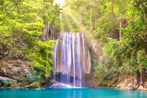 chute d’eau et lac émeraude dans la forêt tropicale, erawan, thaïlande - erawan national park beauty in nature waterfall photos et images de collection