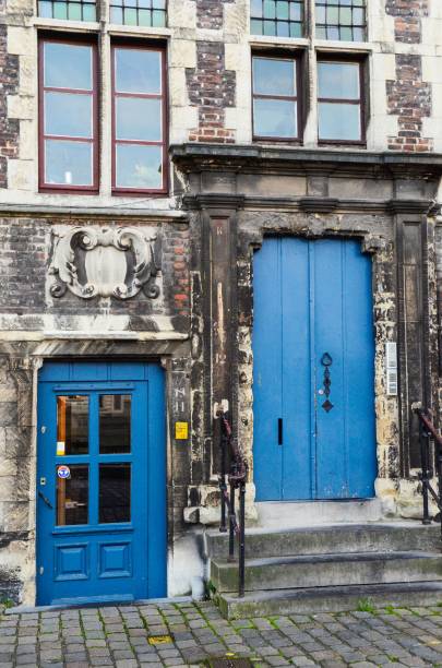 vecchie case per le strade di gand, belgio - front door international landmark local landmark national landmark foto e immagini stock