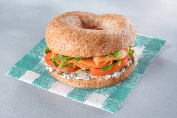 bagel de salmão defumado - bun sandwich vegetable cream cheese - fotografias e filmes do acervo