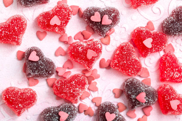 chewy candies in a powdered sugar, heart shaped gelatinous sweets - raspberry heart shape gelatin dessert valentines day imagens e fotografias de stock