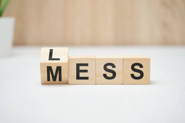 less mess words on wooden blocks. - 10 secunda ou maior imagens e fotografias de stock