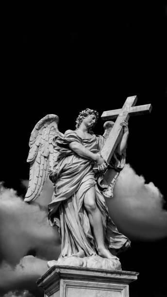 engel mit heiligem kreuz (schwarz und weiß mit kopierraum oben) - statue angel marble white stock-fotos und bilder