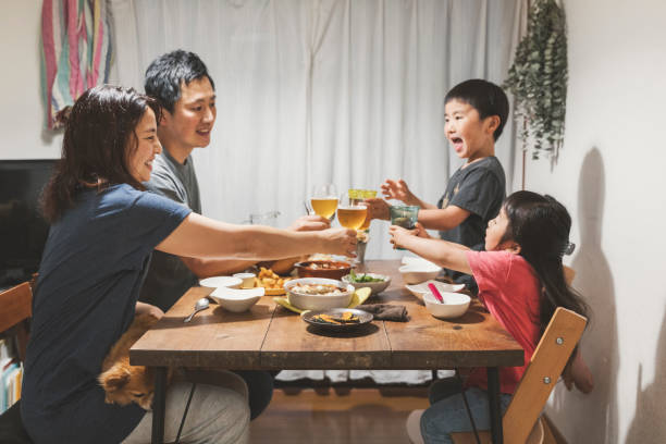 自宅で夕食を食べる家族 - 食卓 ストックフォトと画像