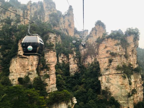 funivia sul monte tian shan, parco nazionale di zhangjiajie - ferris wheel immagine foto e immagini stock