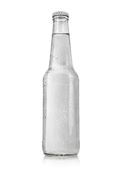 botella de vidrio transparente con agua sin etiqueta aislada en blanco. - soda bottle fotografías e imágenes de stock