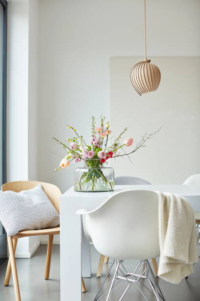 花と花�瓶と明るい環境で装飾された白いダイニングテーブルの異なる写真 - flower arrangement flower bouquet arrangement ストックフォトと画像