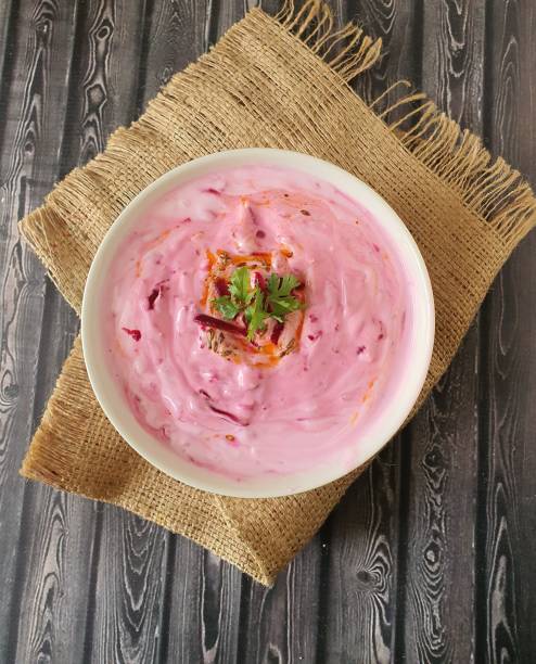dip de yogur de remolacha - cuajar fotografías e imágenes de stock