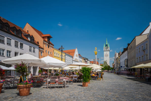 Straubing in Lower Bavaria, town centre Theresienplatz and city tower in summer under blue sky Straubing in Lower Bavaria, theresienplatz town centre and city tower in summer under blue skies sonne stock pictures, royalty-free photos & images