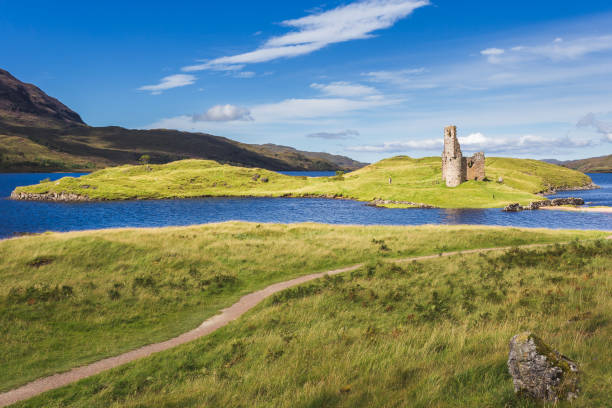 rovine del castello di ardvreck a loch assynt, highlands occidentali, scozia, regno unito - loch assynt immagine foto e immagini stock