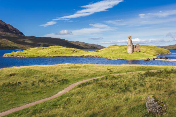 ruins of ardvreck castle at loch assynt, west highlands, scotland, united kingdom - loch assynt fotos imagens e fotografias de stock