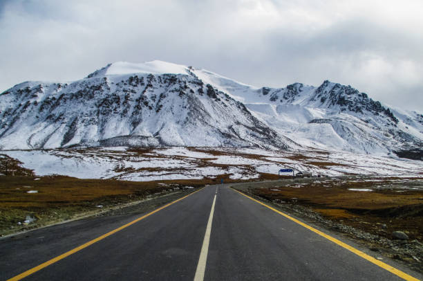 carretera de karakoram cerca de la frontera con china - glacier himalayas frozen lake fotografías e imágenes de stock