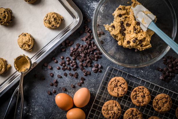 listo para hornear galletas con chispas de chocolate - chocolate chip fotos fotografías e imágenes de stock