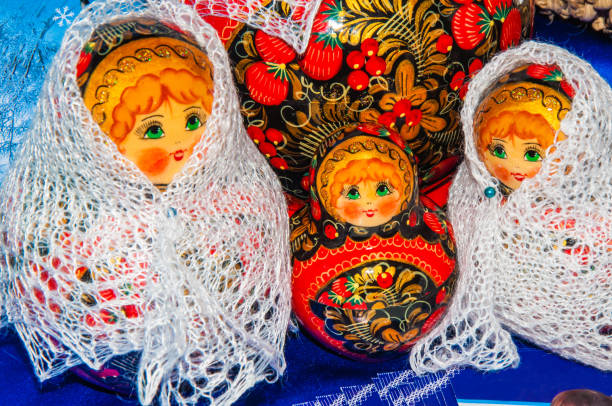 poupée de matryoshka dans le châle downy d’orenburg - russian culture scarf textile shawl photos et images de collection