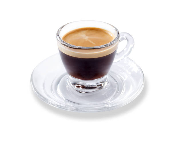 화이트로 분리된 부드러운 익스프레스 커피로 가득한 모던한 유리 익스프레스컵과 접시의 각진 전망 - 에스프레소 뉴스 사진 이미지