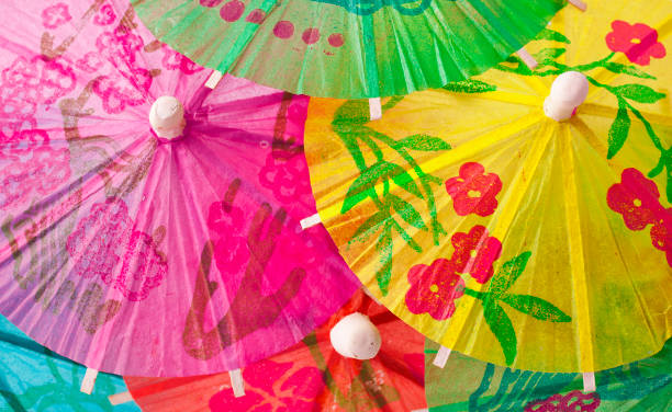 sombrillas de cóctel - drink umbrella umbrella cocktail pink fotografías e imágenes de stock