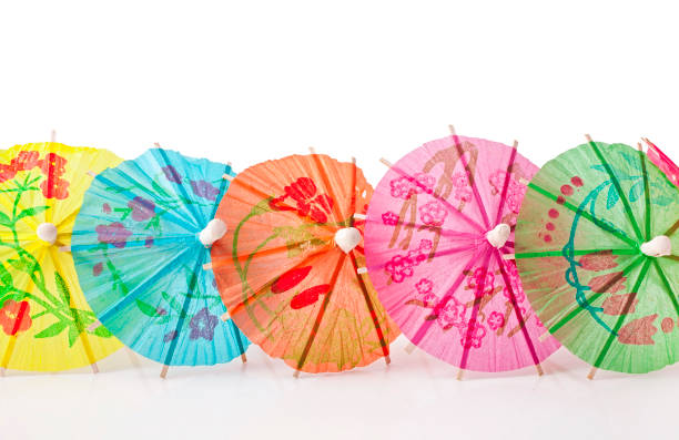 parapluies de cocktail - drink umbrella umbrella drink isolated photos et images de collection