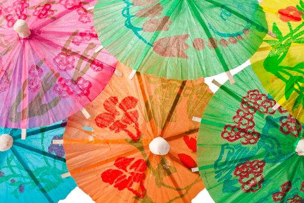 parapluies de cocktail - drink umbrella umbrella pink paper photos et images de collection