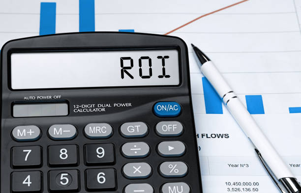 roi di word sulla calcolatrice. concetto commerciale e fiscale. immagine - return on investment foto e immagini stock