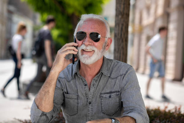 istock Old tourist man use internet app to speak in roaming 1252393977