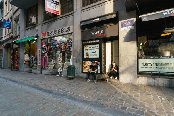vida callejera en la ciudad de bruselas - brussels waffle belgian waffle people fotografías e imágenes de stock