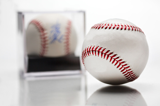 Béisbol con vitrina caja autografiada recuerdos borrosos en el fondo aislado en blanco photo