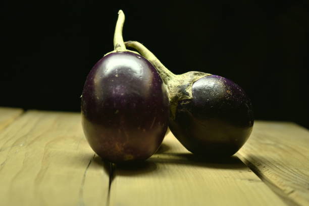 venda de fol brinjal em um mercado. - eggplant farmers market purple agricultural fair - fotografias e filmes do acervo