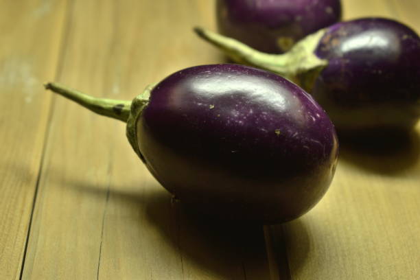 venda de fol brinjal em um mercado. - eggplant farmers market purple agricultural fair - fotografias e filmes do acervo