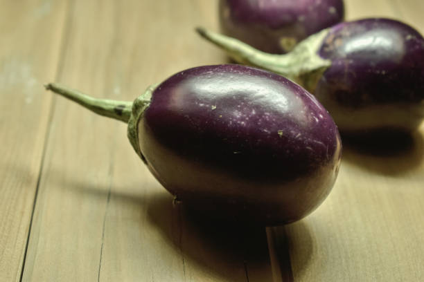 venda de fol brinjal em um mercado. - eggplant farmers market purple agricultural fair - fotografias e filmes do acervo