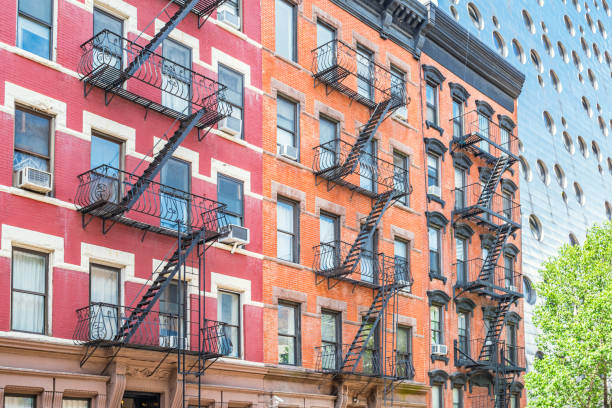 전형적인 아파트와 화재 탈출 사다리 첼시 뉴욕 시 미국 - chelsea new york 뉴스 사진 이미지