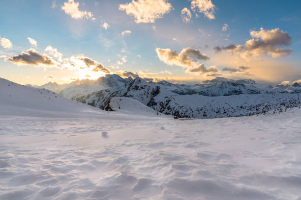 夕暮れ時の壮大な冬の高山風景 - snow horizon winter shed ストックフォトと画像