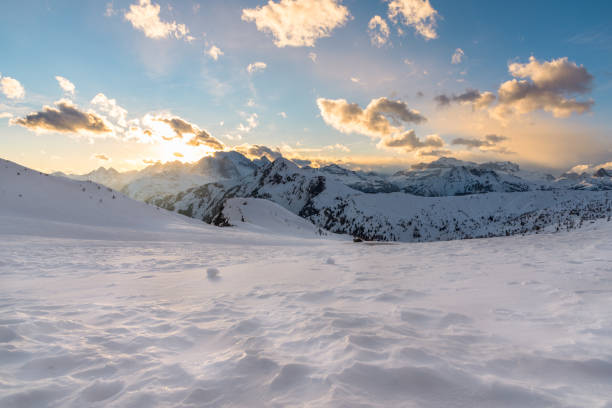magnífica paisagem alpina de inverno ao pôr do sol - snow horizon winter shed - fotografias e filmes do acervo