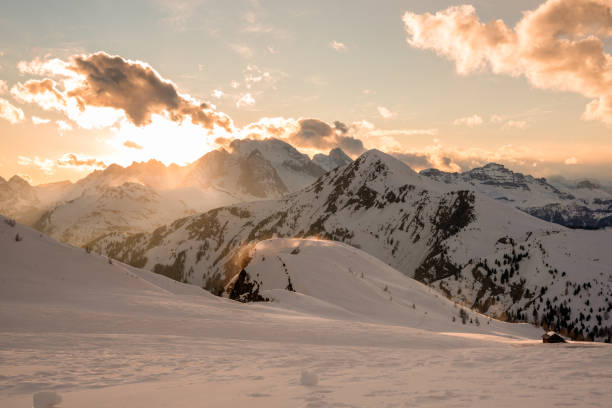 montanha coberta de neve nos alpes ao pôr do sol - snow horizon winter shed - fotografias e filmes do acervo