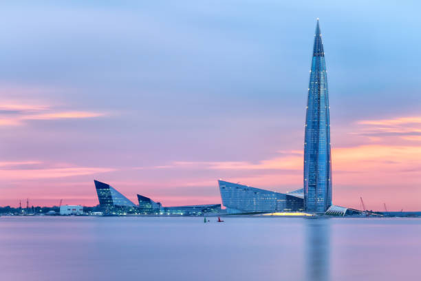 wolkenkratzer "lakhta center" (gazprom-hauptquartier) nachtansicht. blick am meer vor bewölktem sonnenuntergangshimmel - finnischer meerbusen stock-fotos und bilder