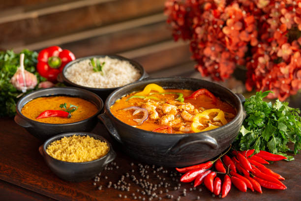 cocina brasileña. estofado de camarones, generalmente servido con arroz, puré y harina de yuca. - bahía fotografías e imágenes de stock