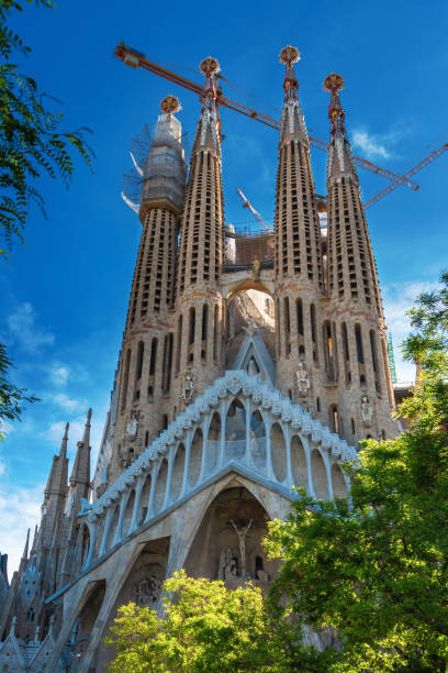 barcellona, spagna - cattedrale della sagrada familia. è stato progettato dall'architetto antonio gaudi ed è in costruzione dal 1882. - antonio gaudi foto e immagini stock