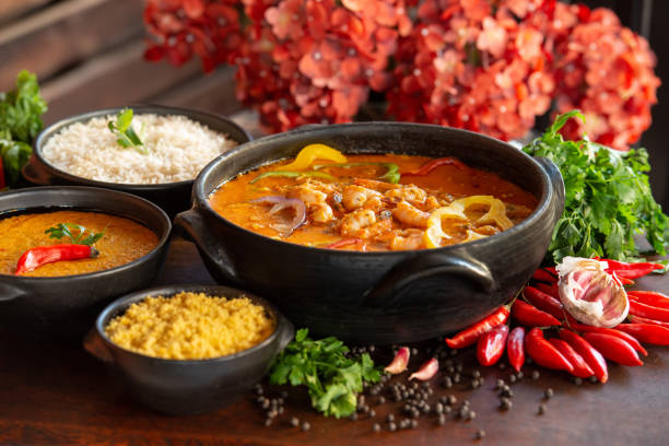 브라질 요리. 새우 스튜는 보통 쌀, 버섯, 마니오 밀가루와 함께 제공됩니다. - 브라질 문화 뉴스 사진 이미지