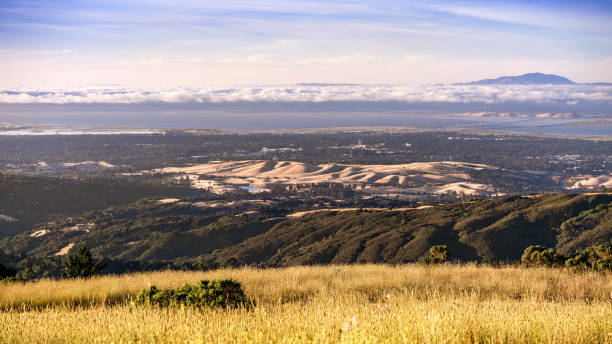 vista aerea di parte della silicon valley, con la stanford university, palo alto e menlo park sparsi lungo le rive della baia di san francisco; monte diablo che si alza sopra le nuvole sullo sfondo; california - mt diablo state park foto e immagini stock