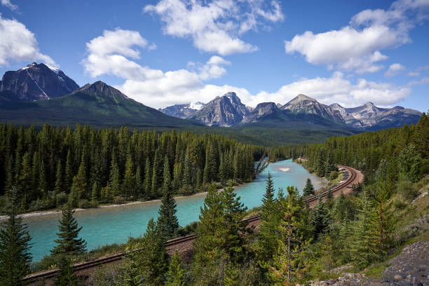istock Morant's Curve, Bow Valley Parkway, Banff National Park, Alberta, Canada 1252604125