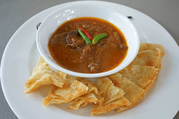 feche o curry de carne ensopada servido com roti crocante - beef bowl curry dish curry sauces - fotografias e filmes do acervo