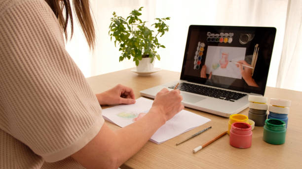 istock Woman learns to draw online 1252605347