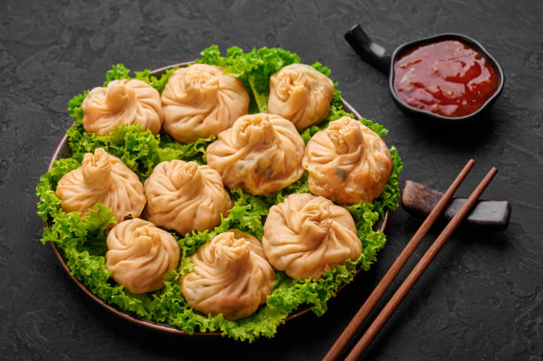 veg momos sul piano del tavolo in ardesia nera. momos è il piatto popolare della cucina indiana, tibetana, cinese. cibo asiatico. pasto vegetariano - 18797 foto e immagini stock