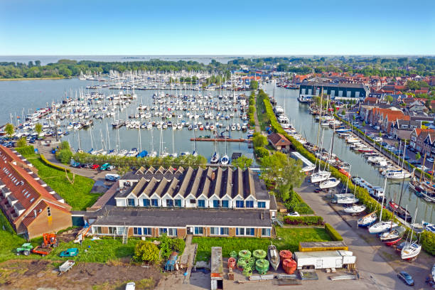 aéreo desde el puerto y la ciudad de monnickendam en el gouwzee en los países bajos - waterland fotografías e imágenes de stock