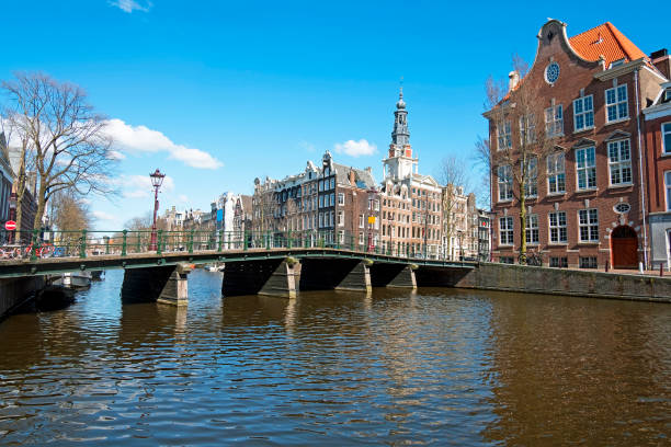 ciudad pintoresca desde amsterdam en el klovenierswal en los países bajos - keizersgracht fotografías e imágenes de stock