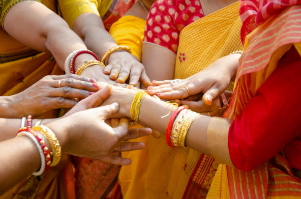 kobiety wykonują ważny rytuał na weselu - bengal zachodni zdjęcia i obrazy z banku zdjęć