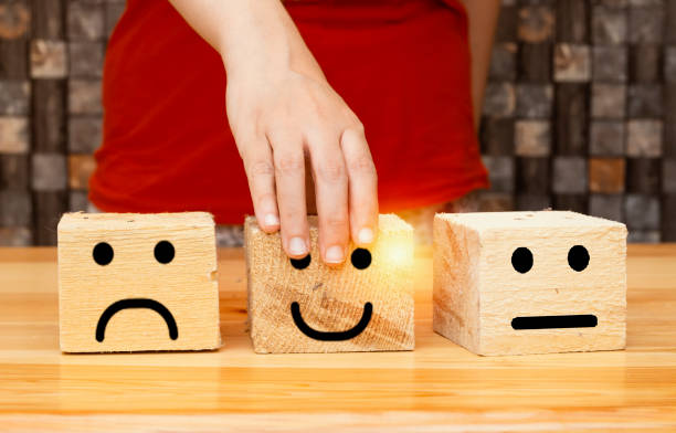 woman holding big 3d cube with happy face, Service rating, satisfaction concept mujer sosteniendo gran cubo 3d con la cara feliz, calificación de servicio, concepto de satisfaccióntecnología, número, tabla, en blanco, calculadora, negocio, finanzas, oficina, economía, impuestos, gráfico, informe, equilibrio, banca, gasto, éxito