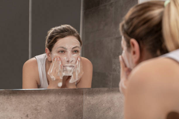 маска для лица - продукт красоты - human face rubbing women beauty treatment стоковые фото и изображения