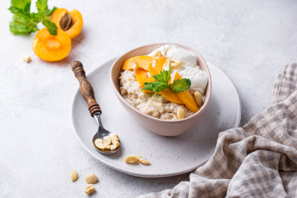 farina d'avena con albicocche e noci - oatmeal heat bowl breakfast foto e immagini stock